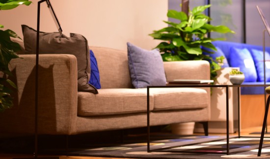  贝壳业绩承压明显，四季度下滑加剧；高管薪酬争议持续发酵。 房产家居