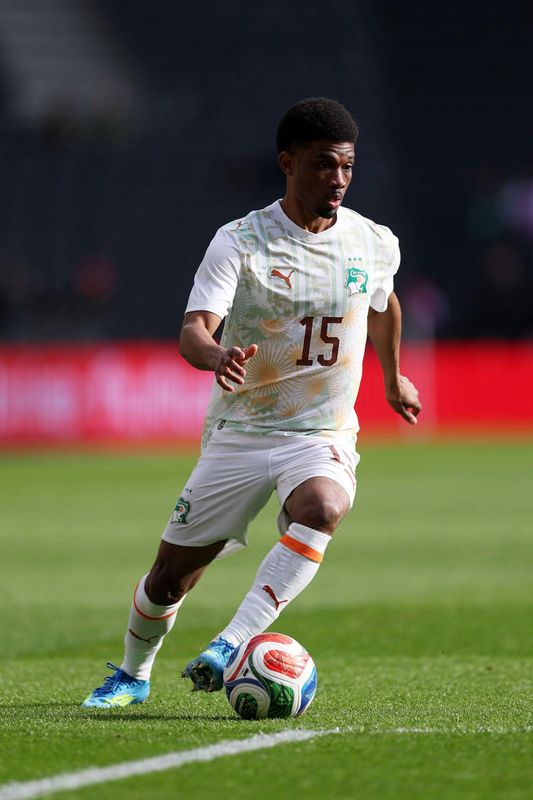  从天才边锋到迷失红魔：一位年轻球员的成长阵痛与另一位的生死时速 体育新闻