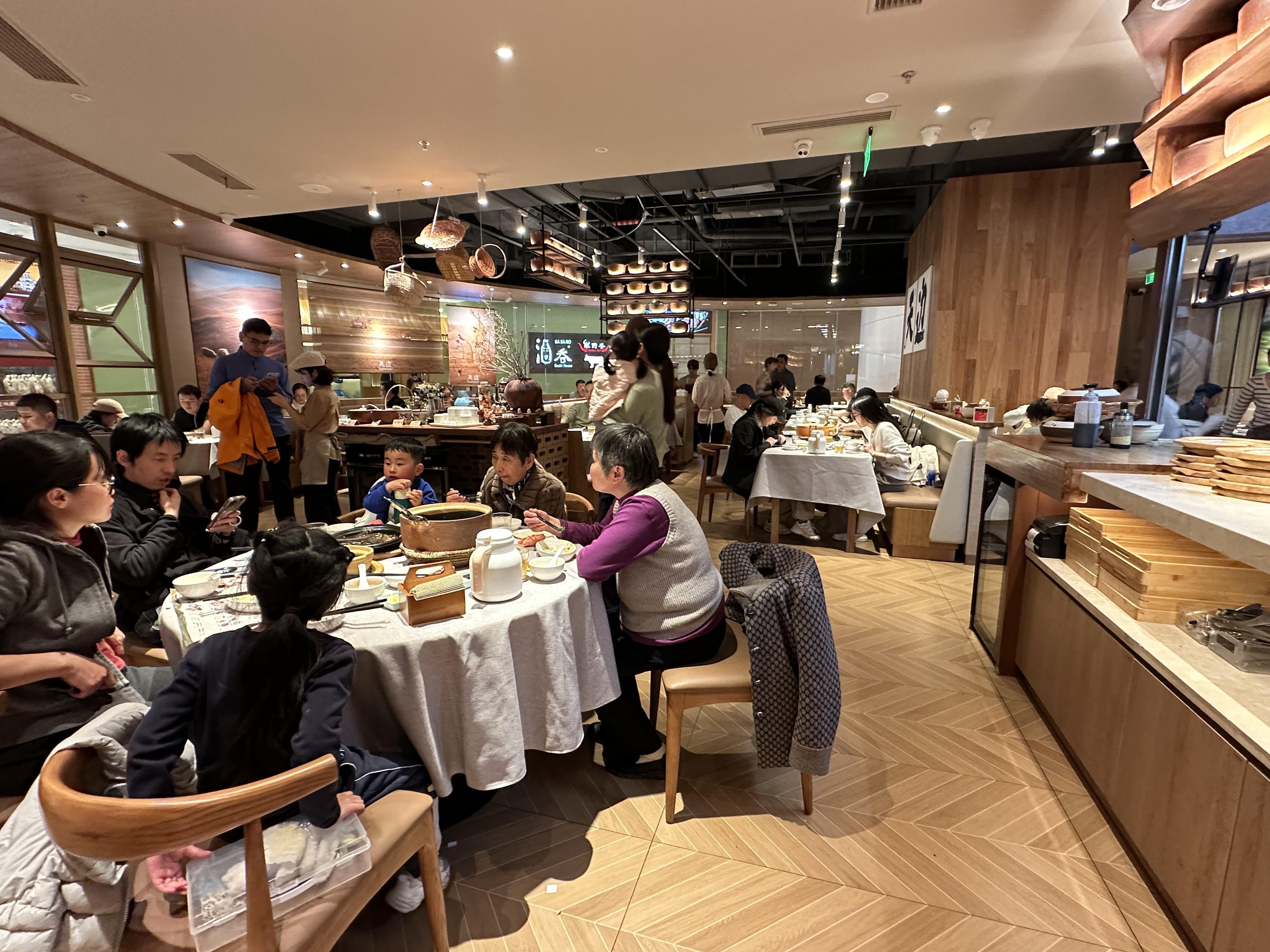  砂锅焖面背后的商业重构：贾国龙品牌转型的底层逻辑与战略意图 企业服务