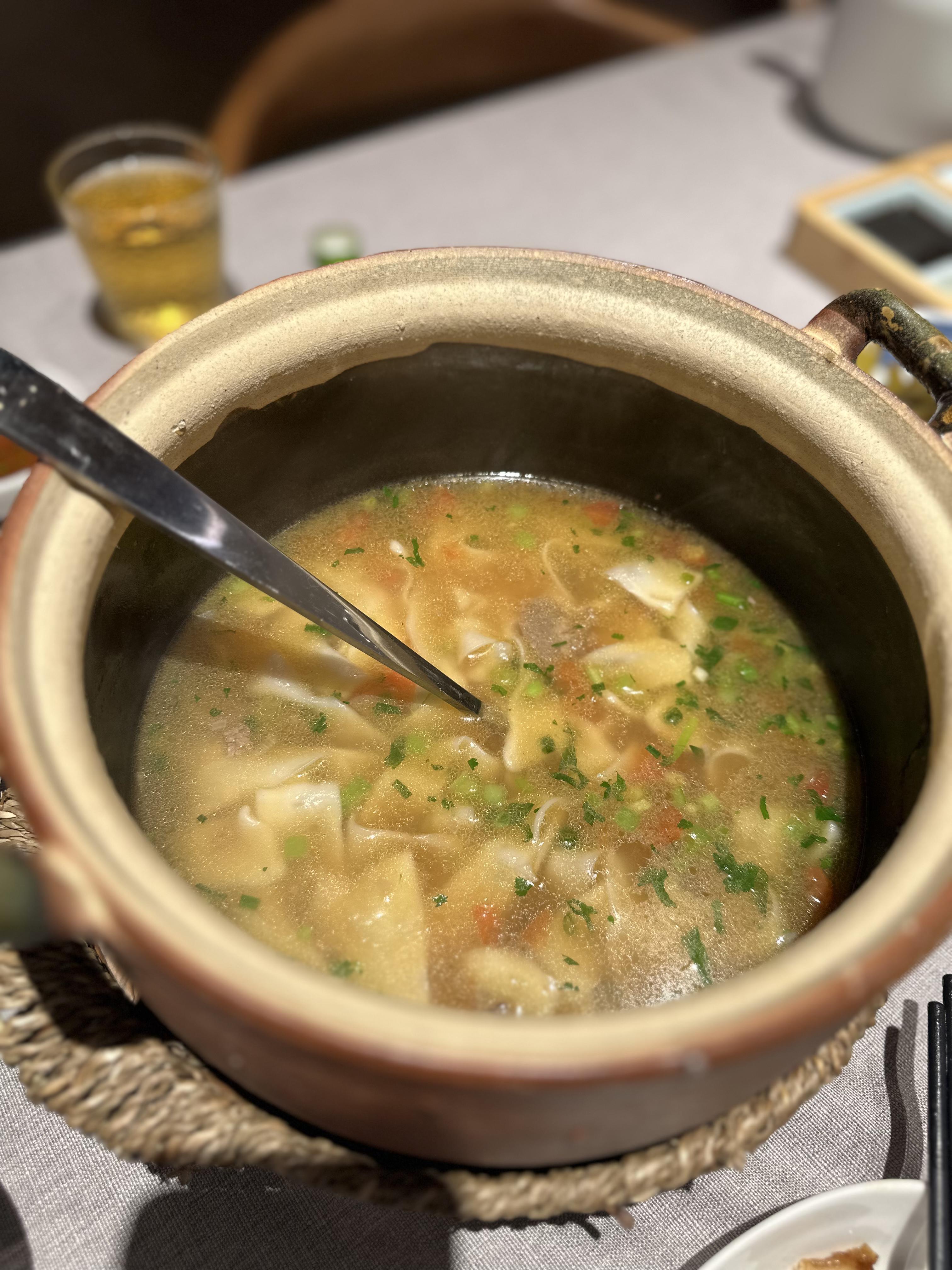  砂锅焖面背后的商业重构：贾国龙品牌转型的底层逻辑与战略意图 企业服务